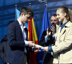 Su Alteza Real la Princesa de Asturias hace entrega del galardón al Pueblo Ejemplar de Asturias 2023 a Rubén Lavandera, joven de Candanal en represent